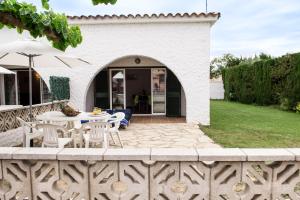 Un patio con una mesa y sillas en un patio. en Casas Montgrí, en Empuriabrava 13 fotos más