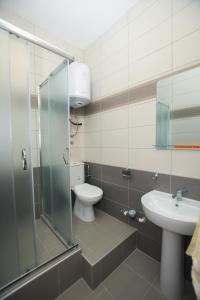 a bathroom with a toilet and a sink at Apartmani Genčić 3 in Kladovo