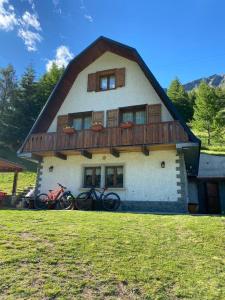 a house with two bikes parked in front of it at B&B Torri di Veglia in San Domenico