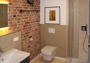 ein Bad mit einem WC und einer Glasdusche in der Unterkunft Mein Speicher-Platz in Barth