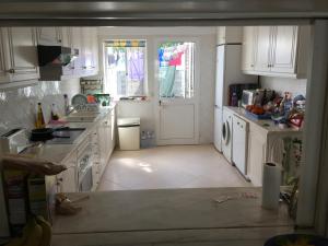 ローレにあるVale Do Lobo 935のキッチン(白いキャビネット、洗濯機、乾燥機付)