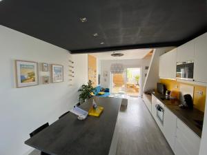 uma cozinha com um tecto preto e uma bancada preta em Le Réservoir em Wimereux