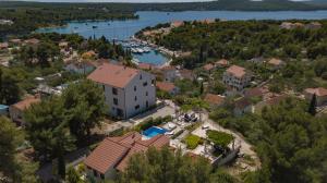 z powietrza widok na małą wioskę nad jeziorem w obiekcie Villa Julia 16 people w mieście Milna