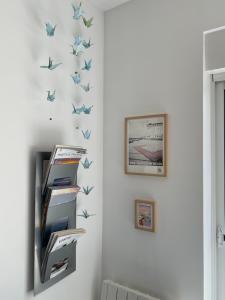 um quarto com pássaros na parede em Le Réservoir em Wimereux