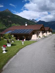 a building with solar panels on top of it at Mölltaler Ferienhäuser in Großkirchheim