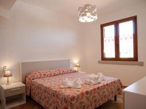 um quarto com uma cama com duas toalhas em Il Blu Tanca Piras em Nebida