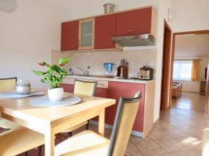a kitchen and dining room with a table and chairs at Apartments Ljubica Veilchen in Funtana