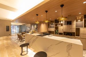 uma cozinha com uma grande ilha num quarto em Meitetsu Inn Shinosakaeki Higashiguchi em Osaka