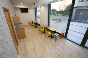 庞特维德拉dpaso Urban Hostel的建筑物内有桌椅的教室