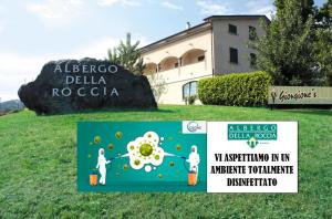 un panneau devant un bâtiment avec une usine dans l'établissement Albergo Della Roccia, à Varano deʼ Melegari