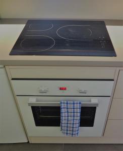 Dapur atau dapur kecil di Apt Golfe Juan - 5min des plages - Parking privée - Piscine Rooftop