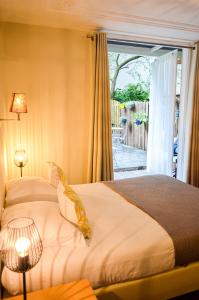 1 dormitorio con 1 cama y puerta corredera de cristal en Family Hotel Kooyk en Ámsterdam