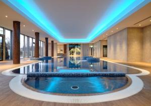 une piscine dans le hall de l'hôtel avec éclairage bleu dans l'établissement Manor House Country Hotel, à Enniskillen