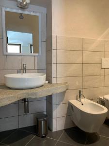 uma casa de banho com um lavatório e um espelho em Appartamento i Tulusan a due passi dalle Langhe em Narzole