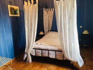 Tempat tidur dalam kamar di chambres d'hôtes du capimont