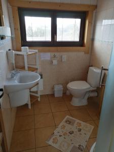 A bathroom at Chaty Rybárska Osada
