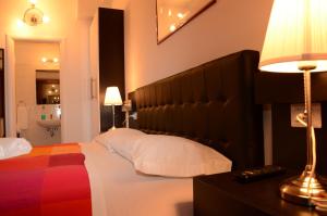 een slaapkamer met een groot bed en een lamp bij Vatican Dream in Rome +21 foto's