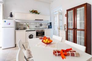 una cocina con una mesa con un bol de fruta. en Alojamientos Cadiz Sol, en Cádiz