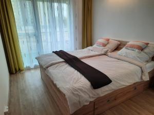 A bed or beds in a room at Napsugár Apartman Ezüstpart