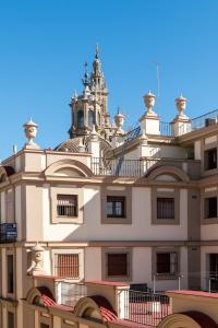 ein Gebäude mit einem Turm darauf in der Unterkunft Constitución Terraza Olehousing in Sevilla + 18 Fotos
