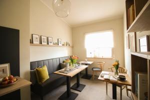 a living room with a table and a couch at Das Kornburg-Quartier in Nuremberg