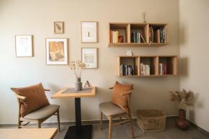 een kamer met een tafel en stoelen en boekenplanken bij Das Kornburg-Quartier in Neurenberg