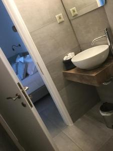 baño con lavabo blanco sobre una mesa en Avali luxury houses en Gaios