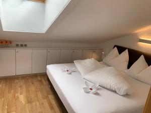 ein Schlafzimmer mit einem weißen Bett mit weißen Kissen in der Unterkunft Appartement Central in Kitzbühel