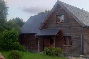 una casa con tetto nero e finestra di Le temps de vivre a Saint-Pierre-du-Val