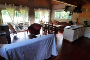 un ampio soggiorno con tavolo e cucina di Le temps de vivre a Saint-Pierre-du-Val