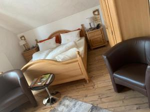 Ein Bett oder Betten in einem Zimmer der Unterkunft Hotel-Hauensteiner-Hof