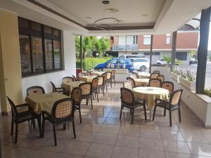 eine Reihe von Tischen und Stühlen in einem Restaurant in der Unterkunft Hotel Residence Memmina in Frosinone
