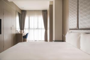 Postel nebo postele na pokoji v ubytování Whoops Hotel