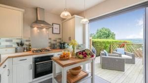 uma cozinha com uma mesa com fruta em Swallowship Cottage em Hexham