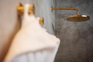 A bathroom at Magnolia Boutique Rooms