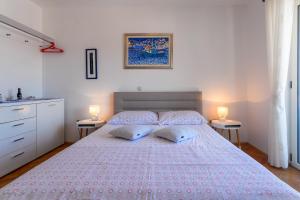 Postel nebo postele na pokoji v ubytování Apartments Jakic