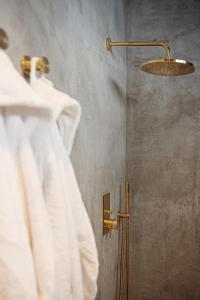 A bathroom at Magnolia Boutique Rooms