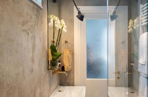 A bathroom at Magnolia Boutique Rooms
