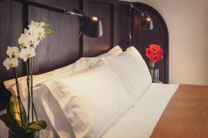 A bed or beds in a room at Magnolia Boutique Rooms
