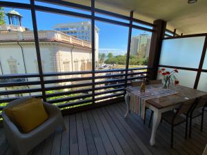 Zimmer mit einem Tisch, einem Stuhl und einem Balkon in der Unterkunft Sea View Embassy Apartment in Rimini