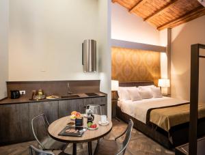 ein Hotelzimmer mit einem Bett, einem Tisch und Stühlen in der Unterkunft Corte Guelfa in Florenz
