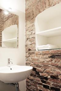 トリノにあるRapanus Suitesの石壁のバスルーム(シンク付)