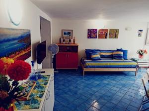 モンテコーリチェにあるCasa Vacanze Marleoのベッドルーム(ベッド1台、テーブル付)