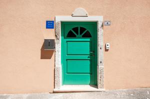 a green door on the side of a building at Casa Campus in Rovinj