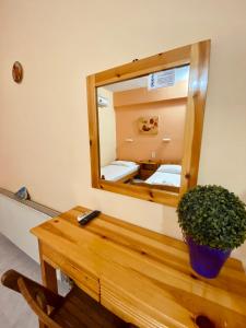 baño con espejo y mesa de madera en Faros Studios, en Ligia