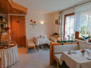 Restaurace v ubytování Privatzimmer und Ferienwohnungen Leeb