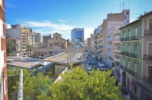 - une vue sur une ville avec des bâtiments et des arbres dans l'établissement Historic apartment by Mercado Central by NRAS, à Alicante