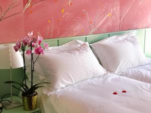Llit o llits en una habitació de SWISS HOTEL LA COURONNE