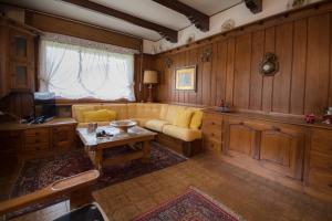sala de estar con sofá y mesa en Casa vacanze 5 Torri, en Cortina dʼAmpezzo