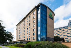 un bâtiment avec le mot hôtel sur lui dans l'établissement Holiday Inn Express Leeds City Centre, an IHG Hotel, à Leeds